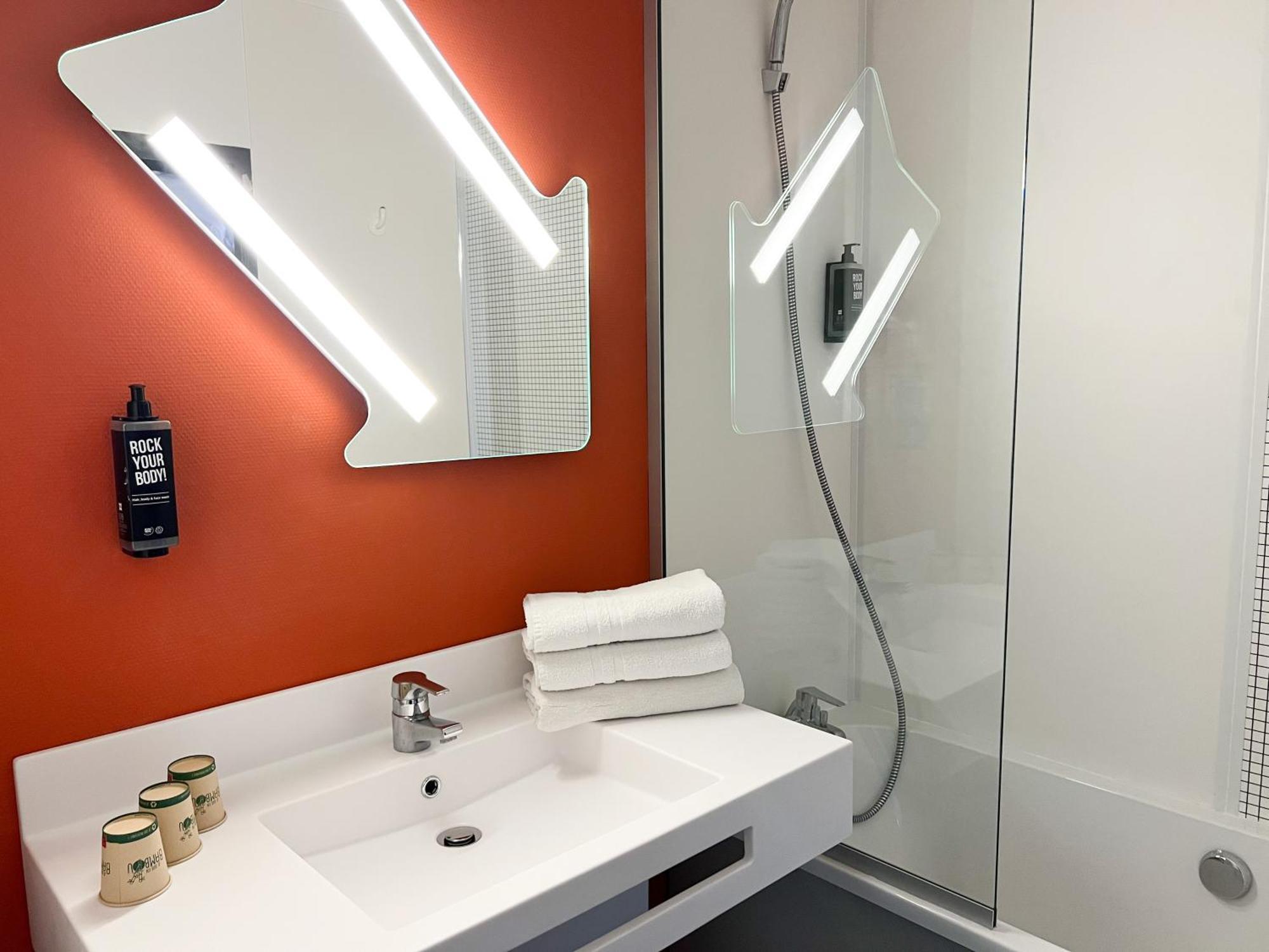 Ibis Budget Saint Christol Les Ales Bagian luar foto